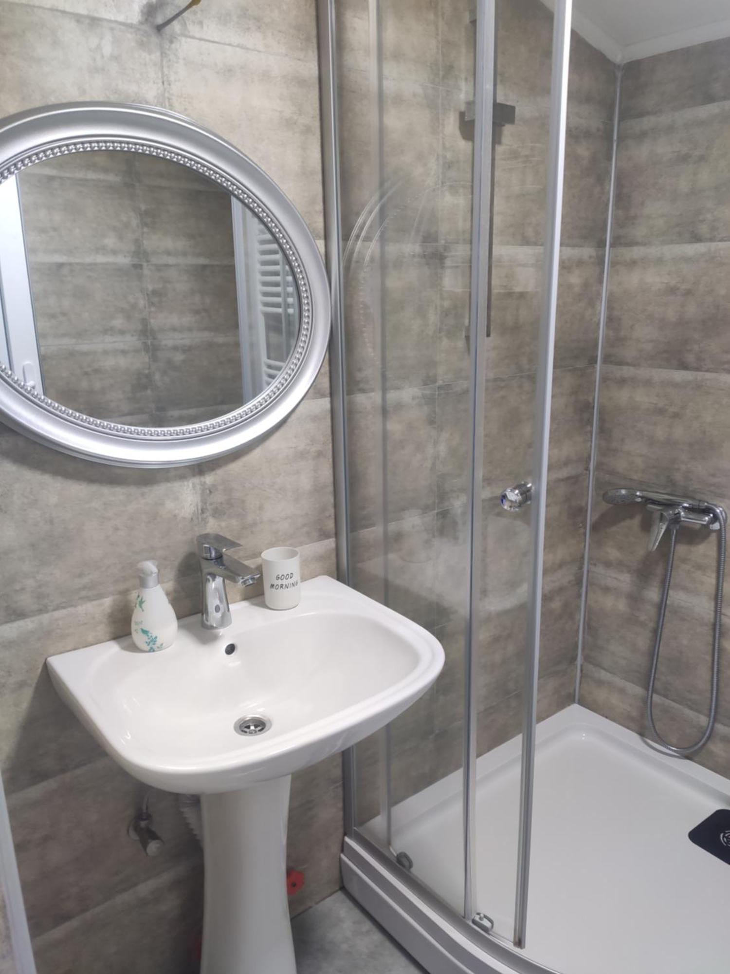 Family Нotel Banuri Кутаиси Екстериор снимка