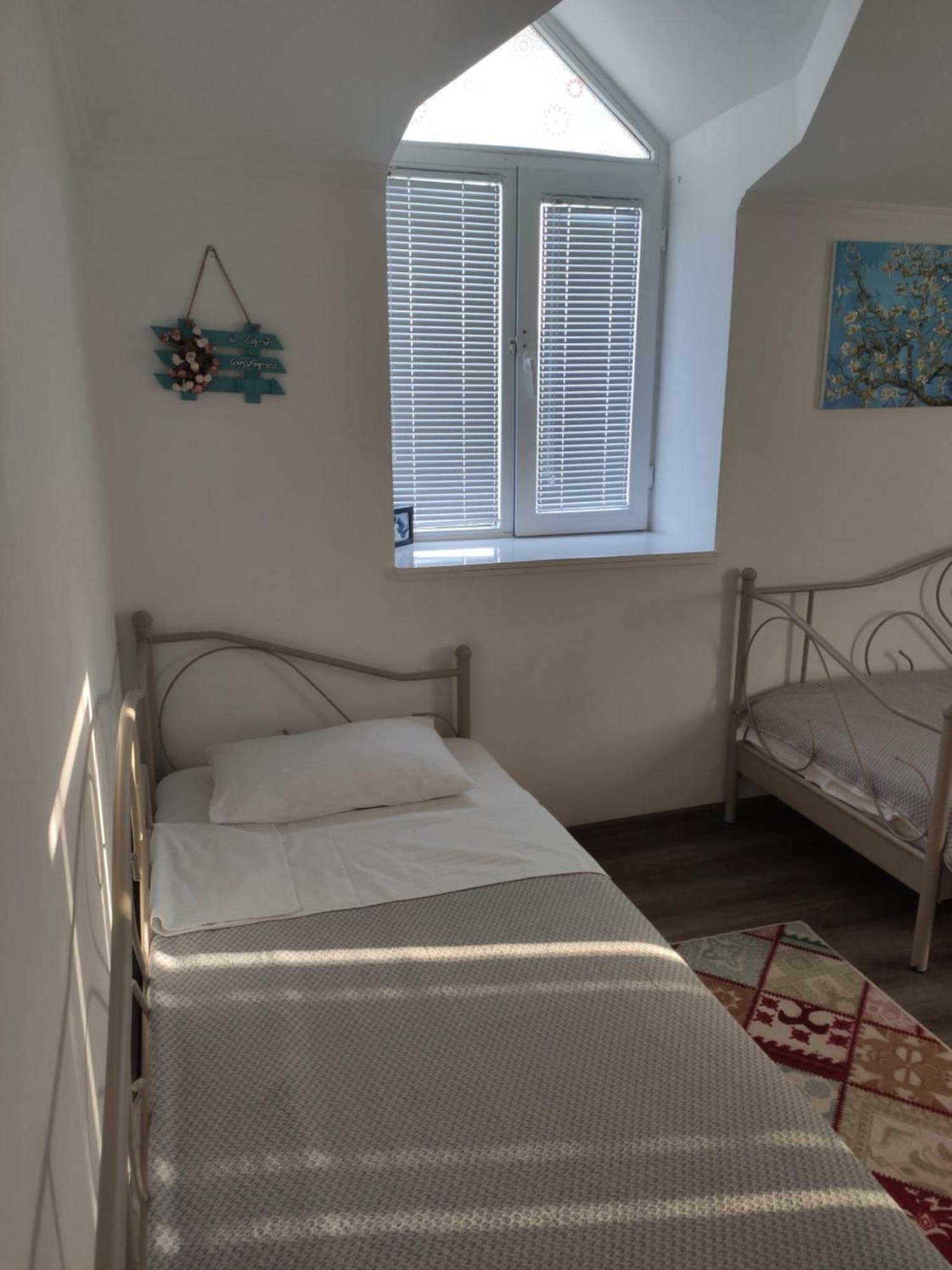 Family Нotel Banuri Кутаиси Стая снимка